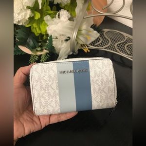 Michael kors zip around card holder